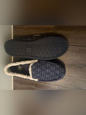 REVITALIGN Navy Quilted Women's Slip-On Slippers with Cream Faux Fur
